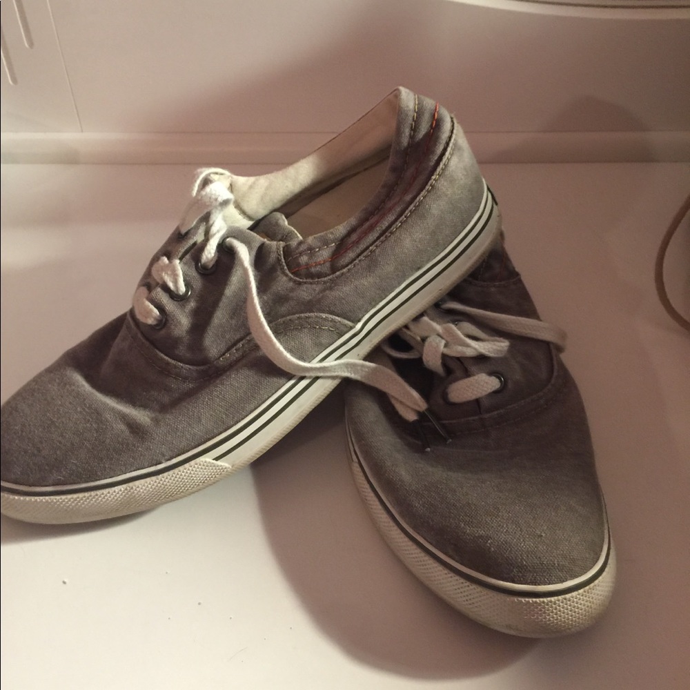 Tennis shoes